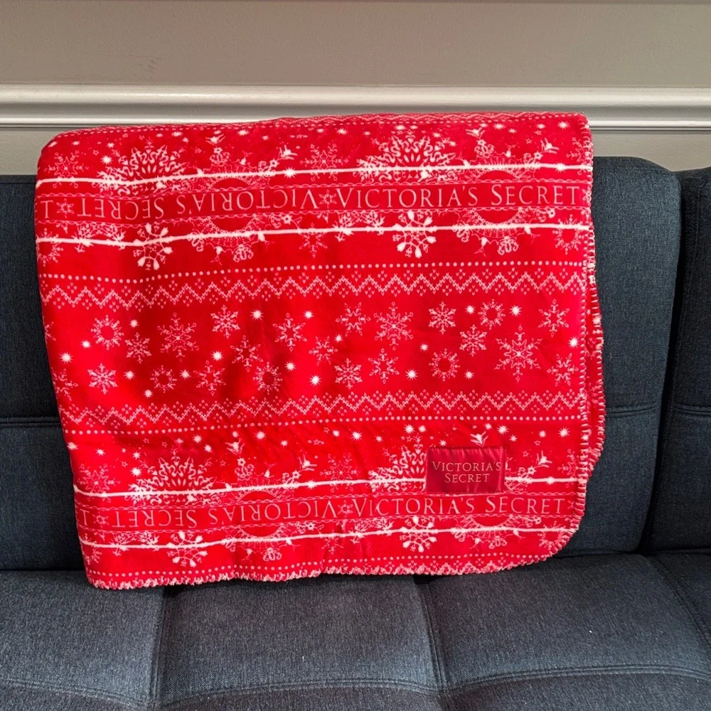 New Victoria's Secret Red Snowflake Holiday Cozy Soft Throw 50”x60”
